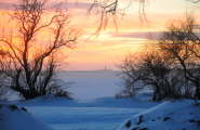 Sonnenuntergang von Lemkenhafen aus mit Fl�gger Leuchtturm im Winter