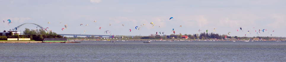 Surfer und Kiter in Gold