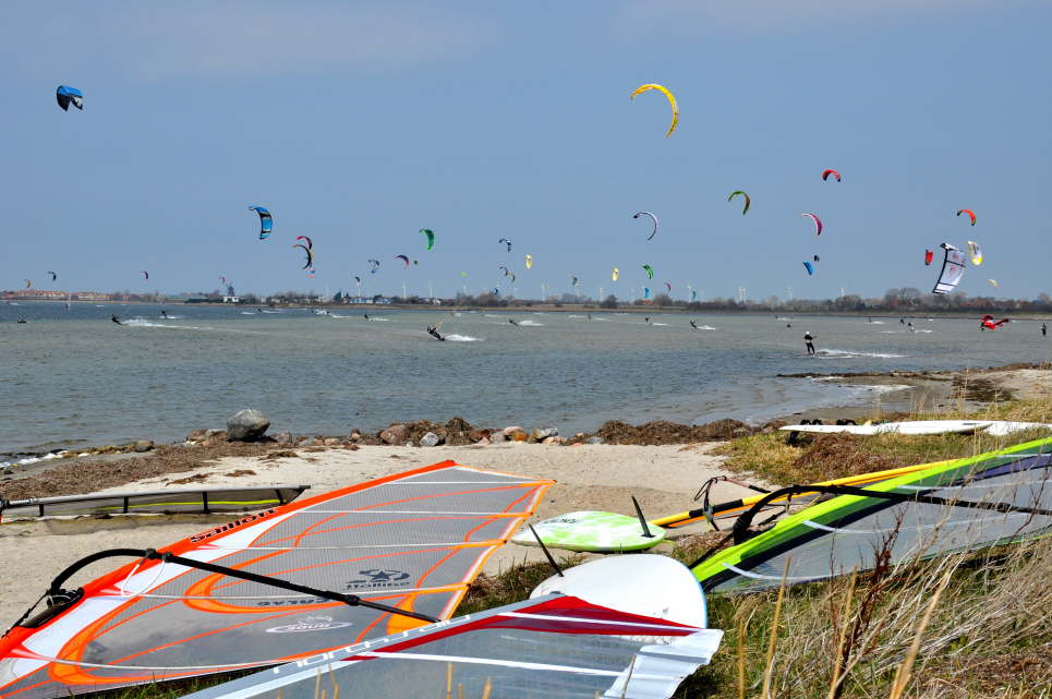 Surfer und Kiter in Gold