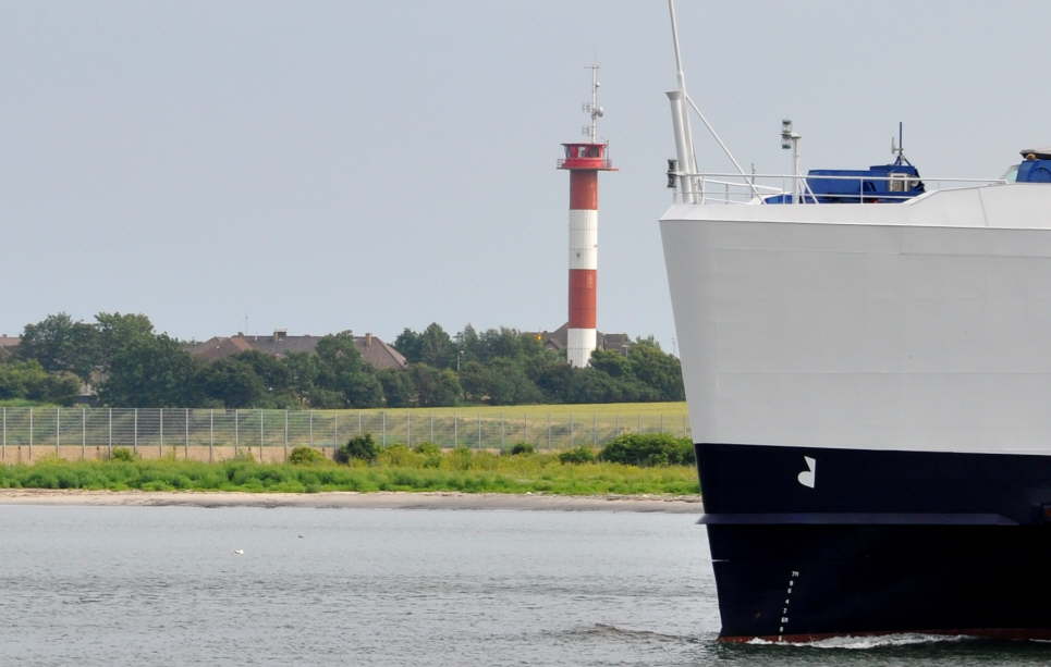 F�hre mit Blick auf den Leuchtturm Marienleuchte