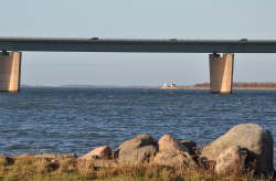 Fehmarnsundbrücke mit Leuchtturm Struckkamp