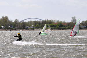 Surfer und Kiter in Wulfen Binnensee
